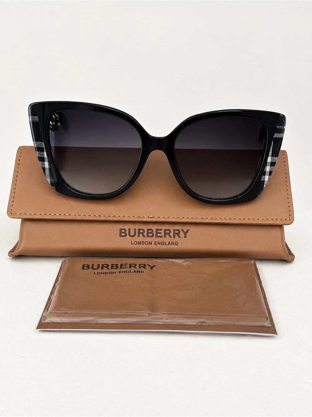 Burberry Black Gradient Cat-Eye Sunglasses with Tan Case